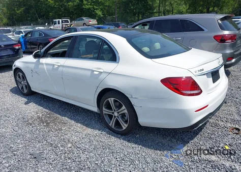 2017 Mercedes-Benz E 300 4Matic z USA, uszkodzony, nr VIN WDDZF4KB6HA121543